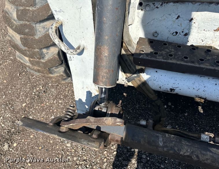 image for item DQ0747 2005 Bobcat  S250 skid steer loader