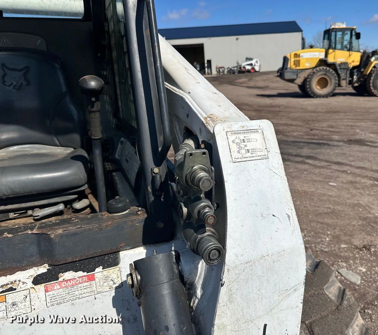 image for item DQ0747 2005 Bobcat  S250 skid steer loader