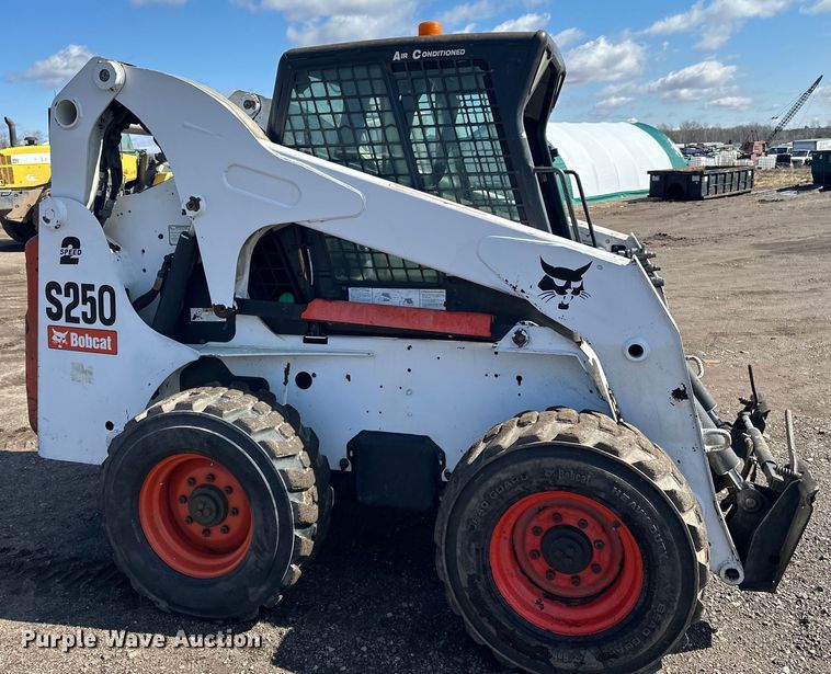 image for item DQ0747 2005 Bobcat  S250 skid steer loader