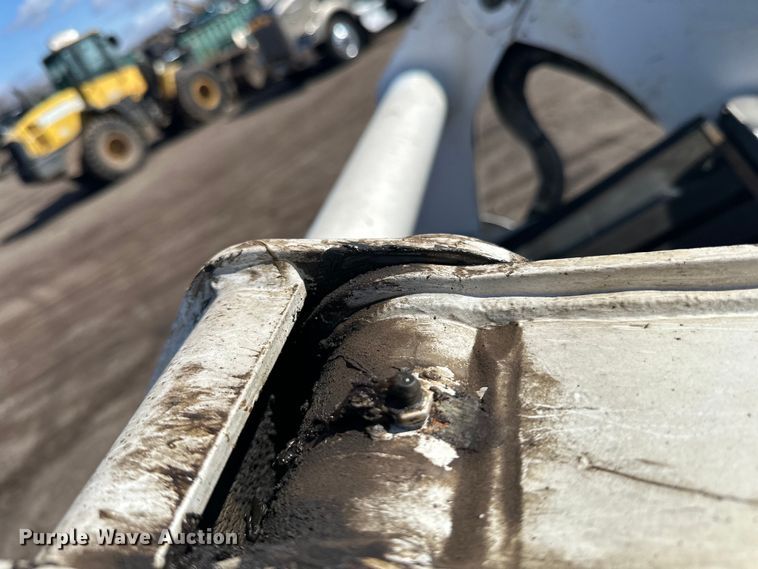 image for item DQ0747 2005 Bobcat  S250 skid steer loader