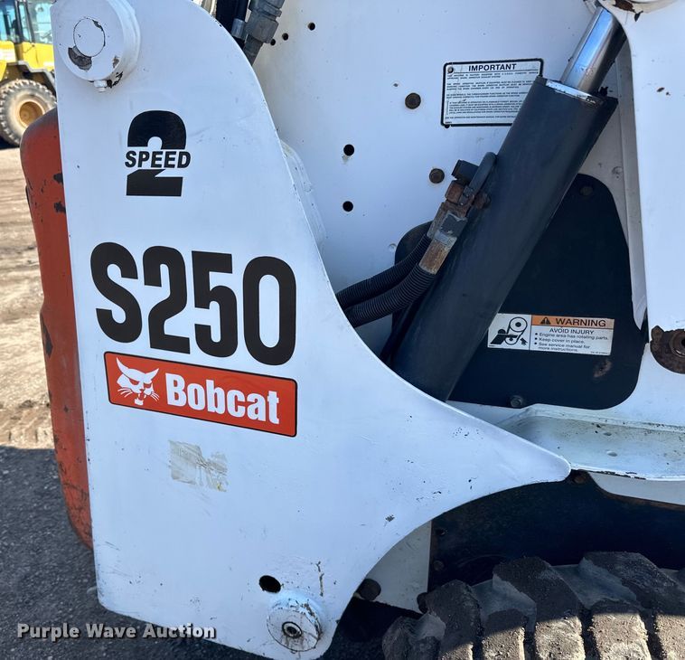 image for item DQ0747 2005 Bobcat  S250 skid steer loader