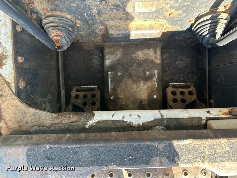 image for item DQ0747 2005 Bobcat  S250 skid steer loader