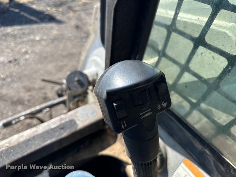 image for item DQ0747 2005 Bobcat  S250 skid steer loader