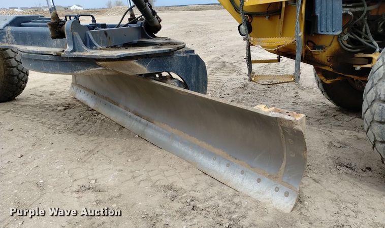 image for item DQ6047 2015 John Deere 772G motor grader