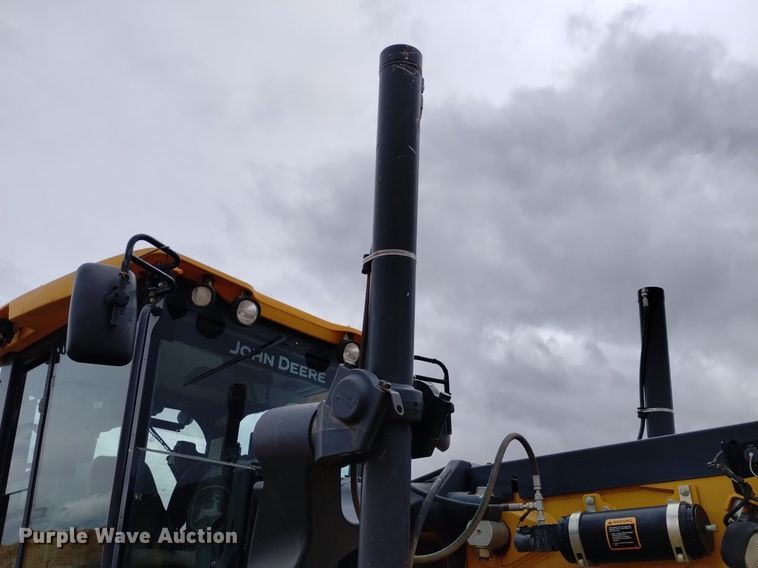 image for item DQ6047 2015 John Deere 772G motor grader