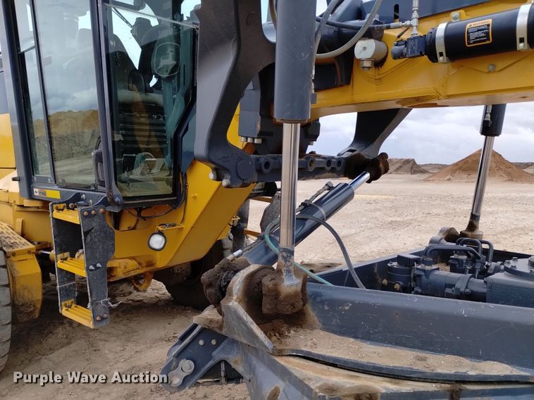 image for item DQ6047 2015 John Deere 772G motor grader