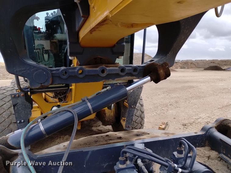 image for item DQ6047 2015 John Deere 772G motor grader