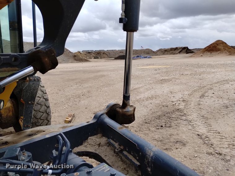 image for item DQ6047 2015 John Deere 772G motor grader