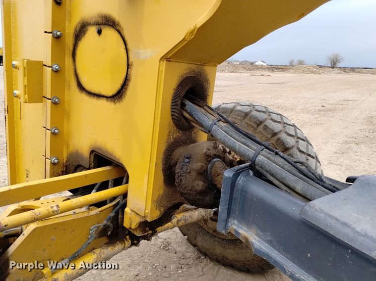 image for item DQ6047 2015 John Deere 772G motor grader