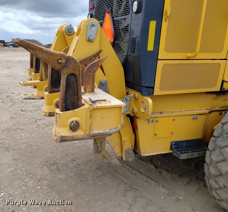 image for item DQ6047 2015 John Deere 772G motor grader