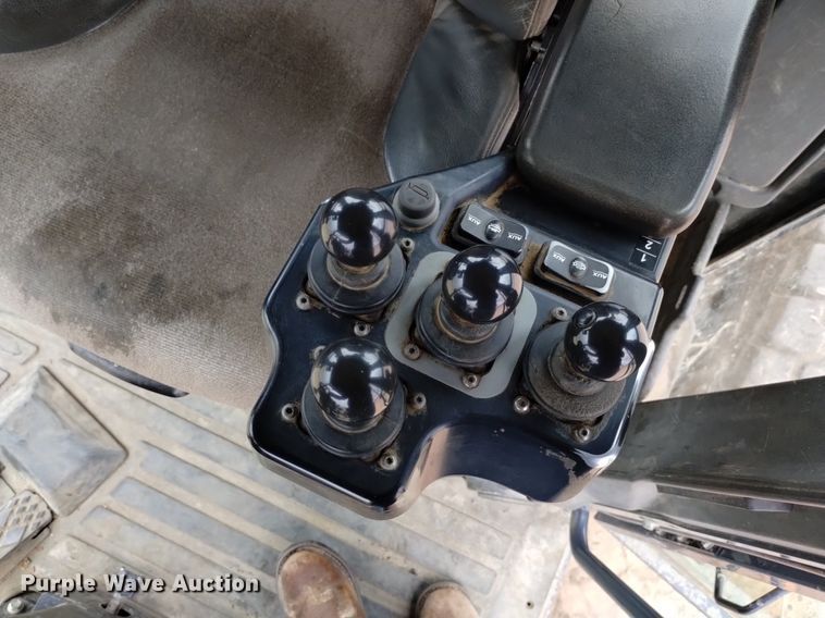 image for item DQ6047 2015 John Deere 772G motor grader