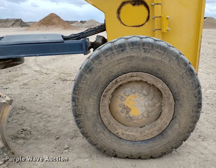 image for item DQ6047 2015 John Deere 772G motor grader