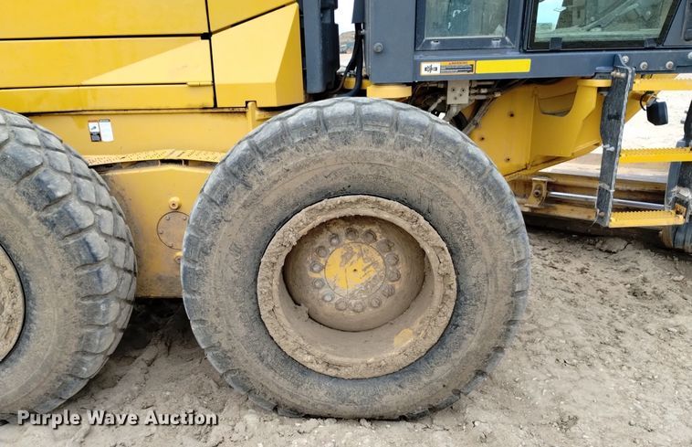 image for item DQ6047 2015 John Deere 772G motor grader