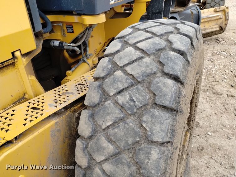 image for item DQ6047 2015 John Deere 772G motor grader