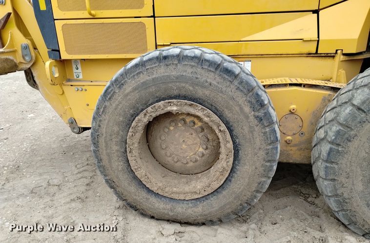 image for item DQ6047 2015 John Deere 772G motor grader