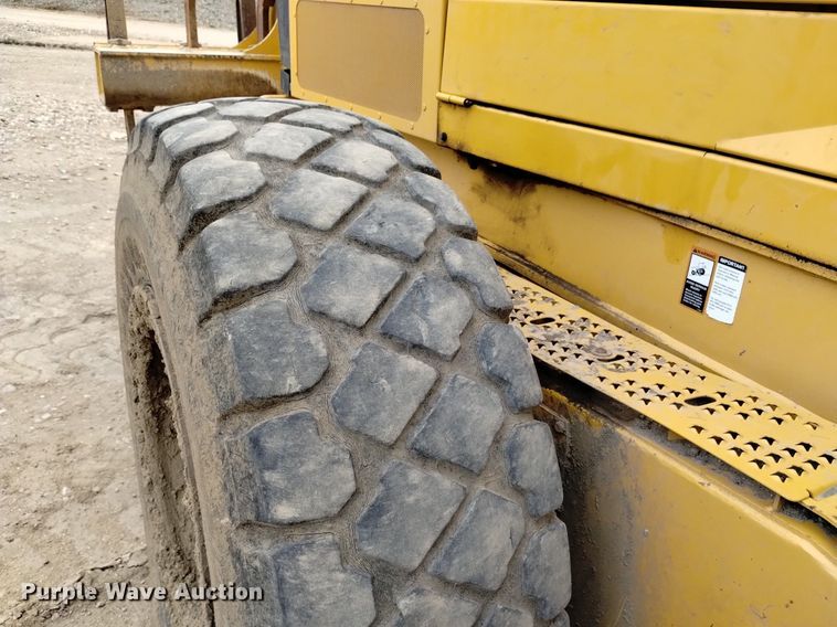 image for item DQ6047 2015 John Deere 772G motor grader