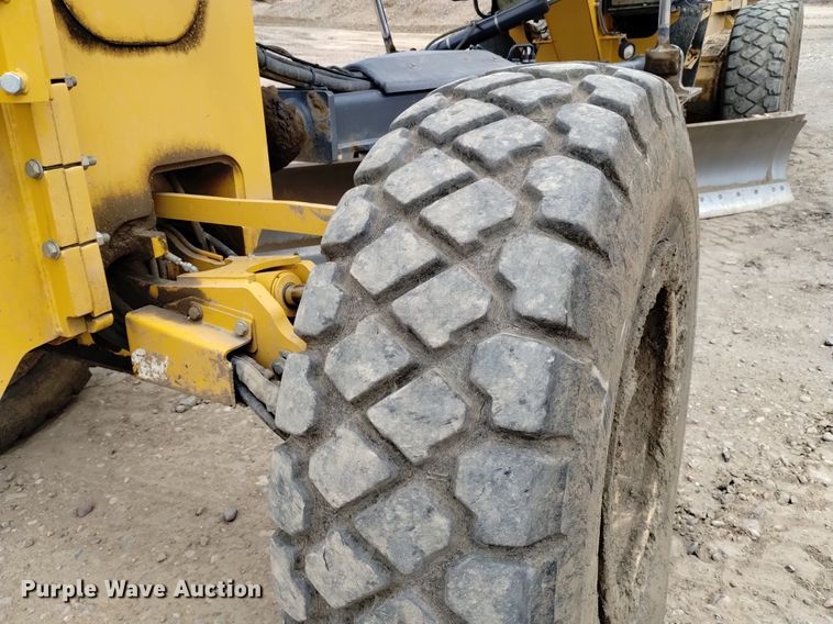 image for item DQ6047 2015 John Deere 772G motor grader