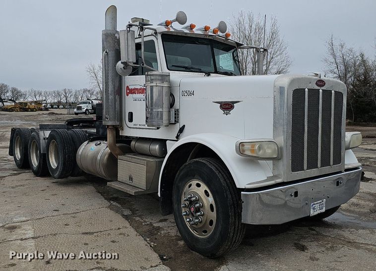 image for item DQ8637 2009 Peterbilt 388 semi truck