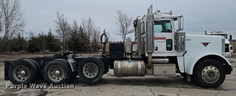 image for item DQ8637 2009 Peterbilt 388 semi truck