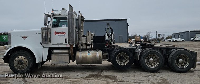 image for item DQ8637 2009 Peterbilt 388 semi truck