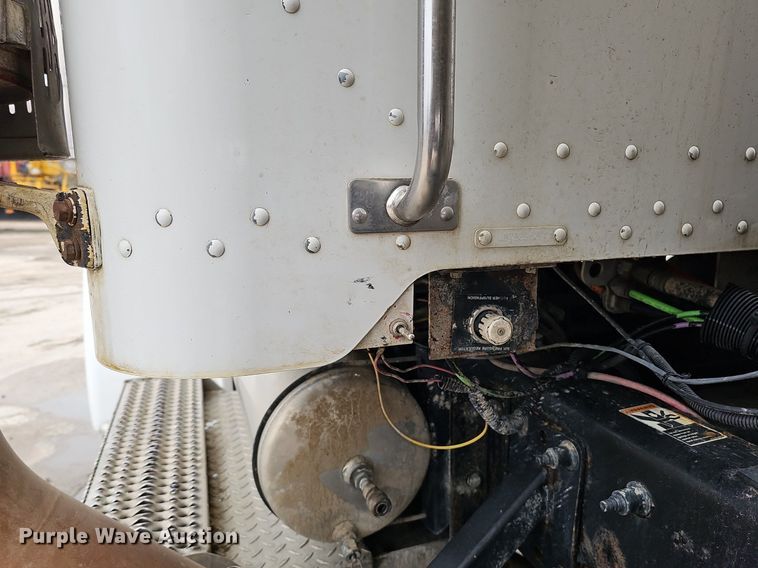 image for item DQ8637 2009 Peterbilt 388 semi truck