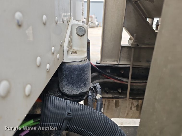 image for item DQ8637 2009 Peterbilt 388 semi truck