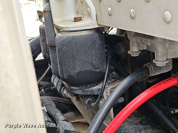 image for item DQ8637 2009 Peterbilt 388 semi truck