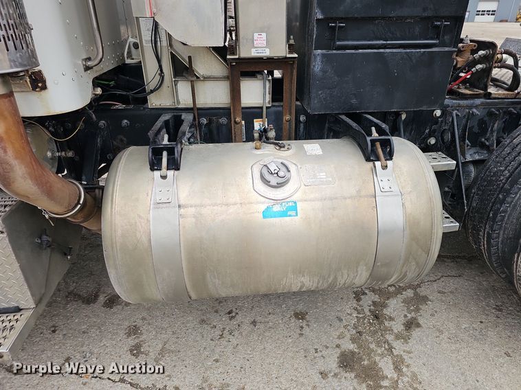 image for item DQ8637 2009 Peterbilt 388 semi truck