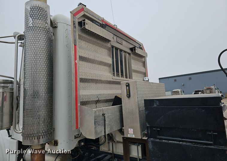 image for item DQ8637 2009 Peterbilt 388 semi truck