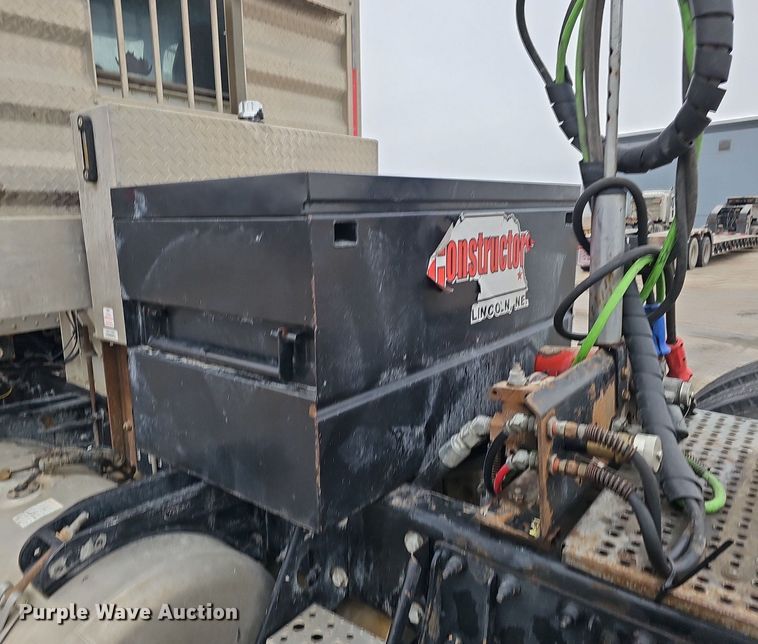 image for item DQ8637 2009 Peterbilt 388 semi truck