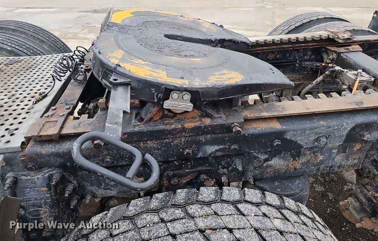 image for item DQ8637 2009 Peterbilt 388 semi truck