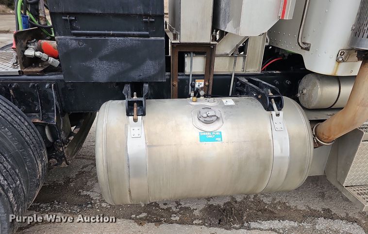 image for item DQ8637 2009 Peterbilt 388 semi truck