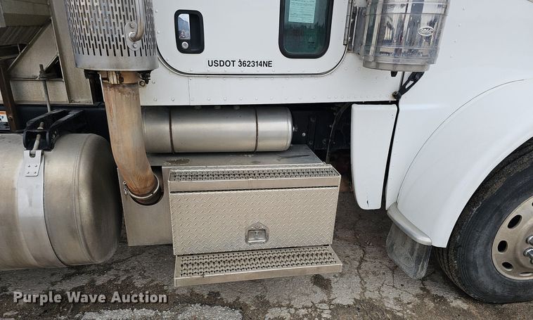 image for item DQ8637 2009 Peterbilt 388 semi truck