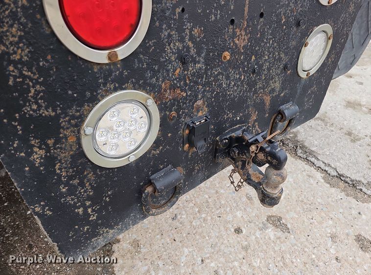 image for item DQ8637 2009 Peterbilt 388 semi truck