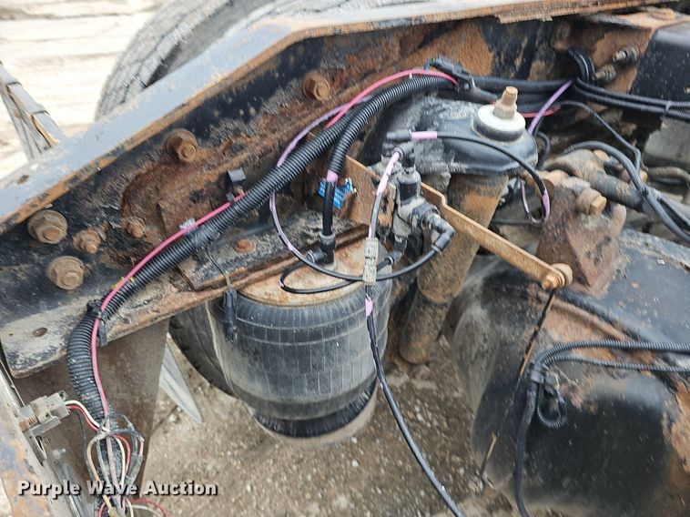 image for item DQ8637 2009 Peterbilt 388 semi truck