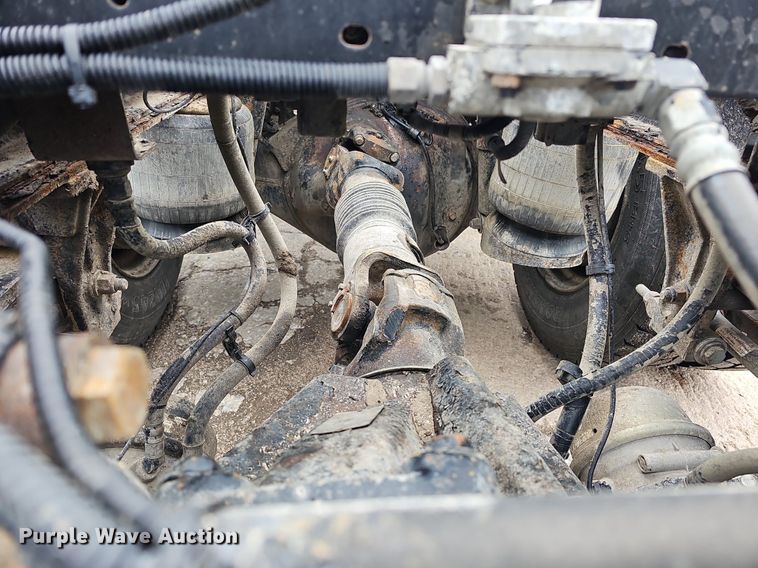 image for item DQ8637 2009 Peterbilt 388 semi truck