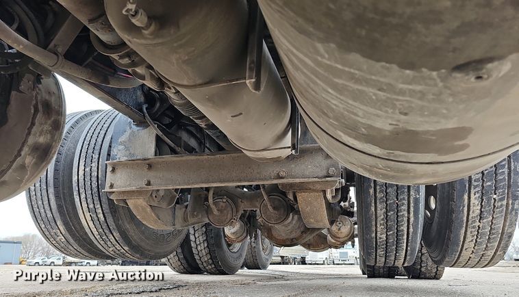 image for item DQ8637 2009 Peterbilt 388 semi truck