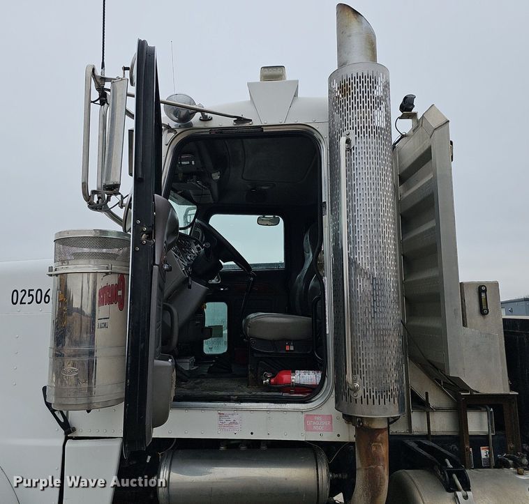 image for item DQ8637 2009 Peterbilt 388 semi truck