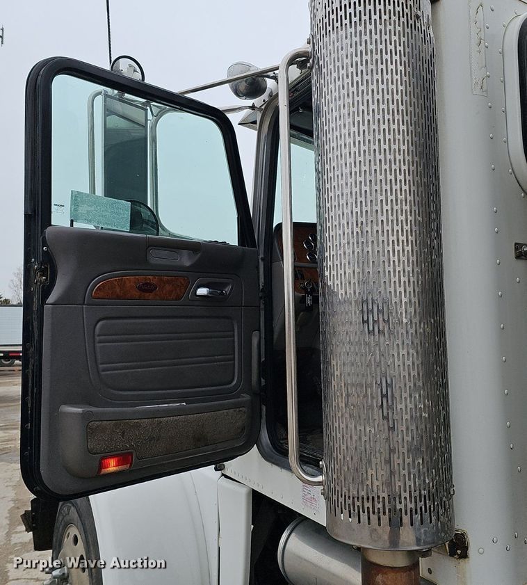 image for item DQ8637 2009 Peterbilt 388 semi truck