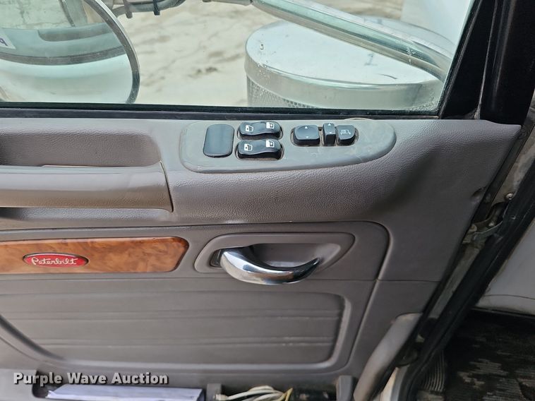 image for item DQ8637 2009 Peterbilt 388 semi truck