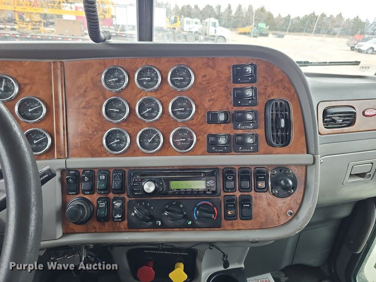 image for item DQ8637 2009 Peterbilt 388 semi truck