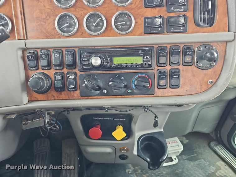 image for item DQ8637 2009 Peterbilt 388 semi truck