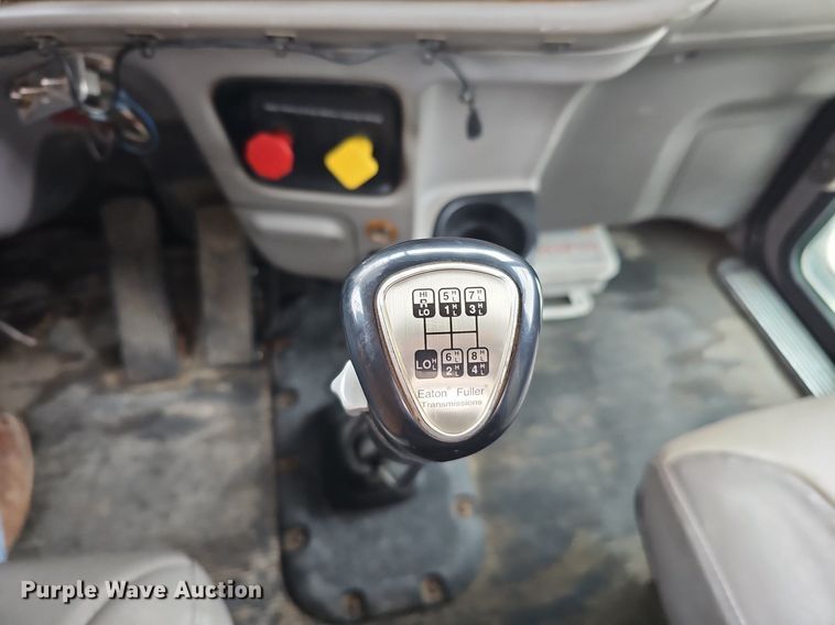 image for item DQ8637 2009 Peterbilt 388 semi truck