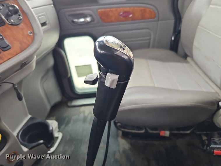 image for item DQ8637 2009 Peterbilt 388 semi truck