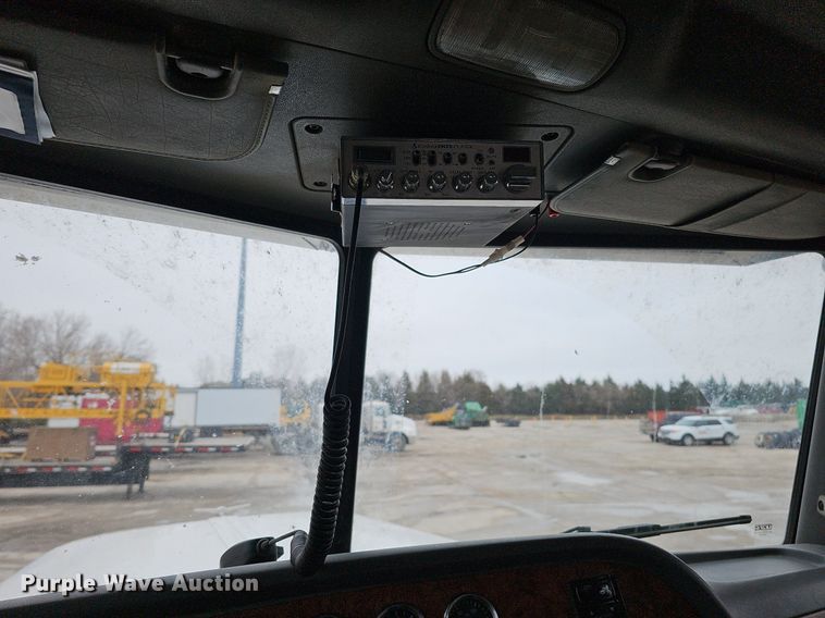 image for item DQ8637 2009 Peterbilt 388 semi truck