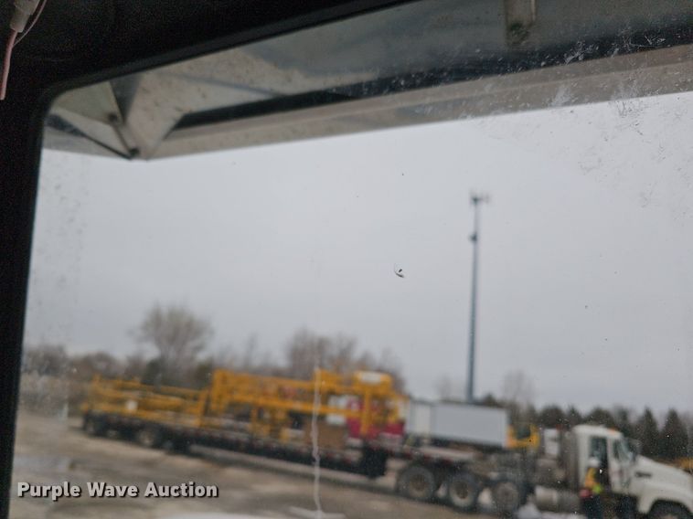 image for item DQ8637 2009 Peterbilt 388 semi truck