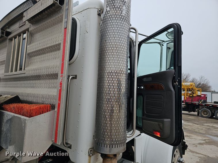 image for item DQ8637 2009 Peterbilt 388 semi truck