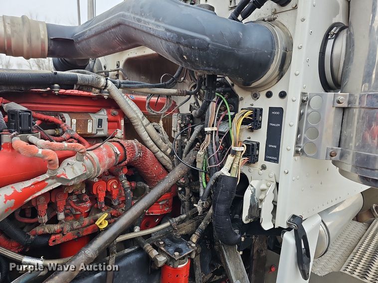 image for item DQ8637 2009 Peterbilt 388 semi truck