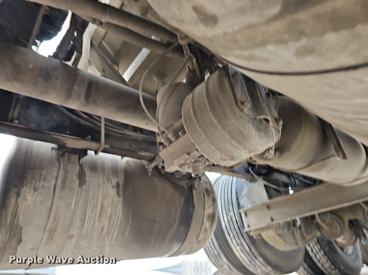 image for item DQ8637 2009 Peterbilt 388 semi truck