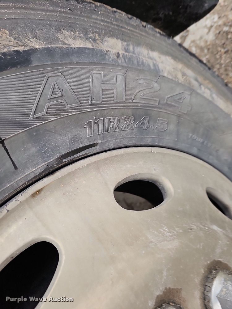 image for item DQ8637 2009 Peterbilt 388 semi truck